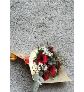 Bej Kraft Kağıtta Kırmızı Gerbera ve Beyaz Papatya Buketi