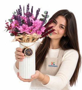 Beyaz Çizgili Polimer Vazoda Pembe Papatyalar ve Lavanta