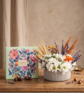 Gri Polimer Saksıda Papatyalar ve Gurme Lezzetler
