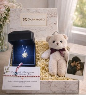 925 Ayar Gümüş Işıklı Kutuda Lotus Çiçeği Kadın Kolye Peluş Ayıcık Anahtarlık Martenicka Bileklik Polaroid Fotoğraf Hedi
