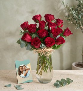 Cam Vazoda 15'lı Kırmızı Gül ve Stickerli Çerçeve