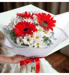 Bej Kraft Bukette 3 Kırmızı Gerbera ve Beyaz Papatyalar
