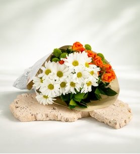 Gazete Bukette Turuncu Güller Yeşil Krizantemler