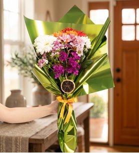 Parlak Buket Kağıdında Renkli Papatyalar ve Gerbera
