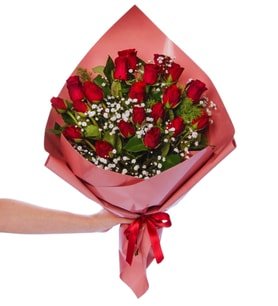 Pembe Kağıda Sarılı 20 Kırmızı Gül Buketi Romantizmin ve Zarafetin İfadesi