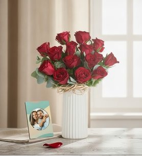 Beyaz Vazoda 15 Kırmızı Gül ve Stickerli Çerçeve