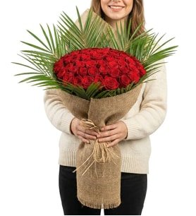 Premium Jut Kumaşda 60 Kırmızı Gül ve Egzotik Yeşillikler