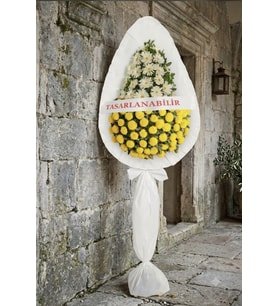 Beyaz Gerbera ve Sarı Cinyalarla Tek Katlı Tasarlanabilir Çelenk